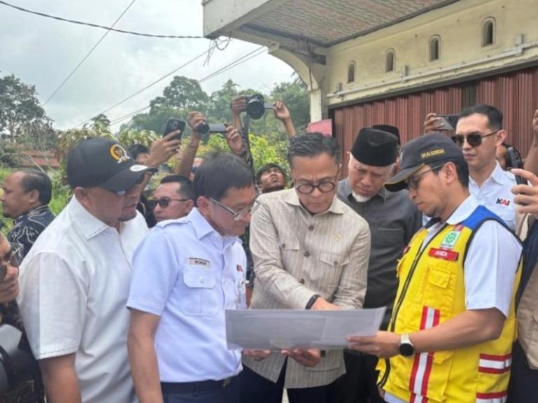 COO Danantara Dony Oskaria didampingi Gubernur Sumbar Mahyeldi dan Wakil Ketua Komisi VI DPR RI Andre Rosiade, dan Dirut PT KAI Bobby Rasyidin sidak rel kereta api di Koto Baru, Tanahdatar, Kamis (19/2/2026). IST