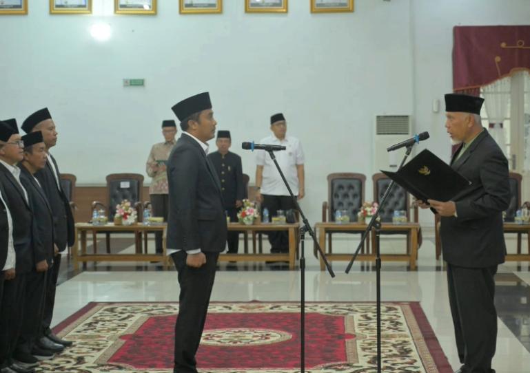 Gubernur Mahyeldi melantik Vasko Ruseimy sebagai Ketua Umum Lembaga Pengembangan Tilawatil Qur'an (LPTQ) Sumbar periode 2025--2029 di Auditorium Gubernuran, Selasa (17/2/2026). IST