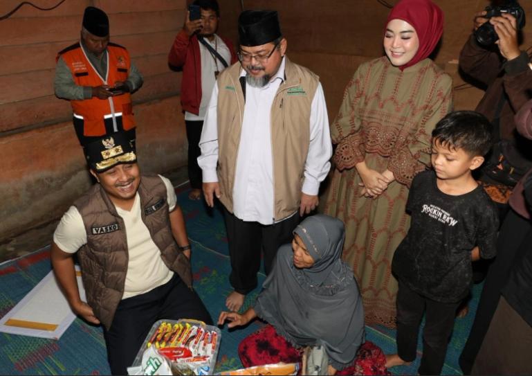 Wakil Gubernur Sumbar, Vasko Ruseimy serahkan bantuan bedah rumah kepada Ramadani (58), warga Kampung Koto Baru, Jorong Parit Lubang, Nagari Ladang Panjang Barat, Kecamatan Tigo Nagari, Kabupaten Pasaman, Minggu (22/2/2026). IST