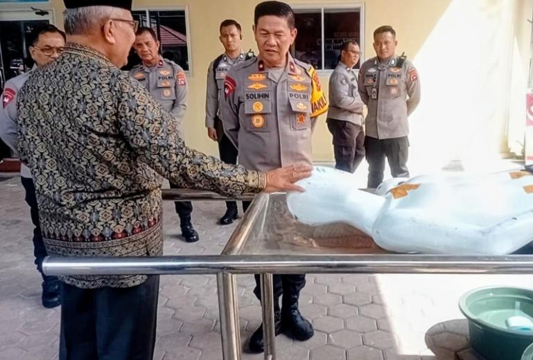 Wakapolda Sumbar, Brigjen Pol Solihin, saat melihat latihan penyelenggaraan pemulasaran jenazah, kemarin. IST