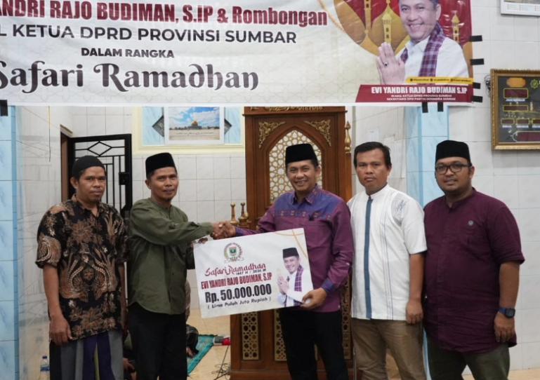 Wakil Ketua DPRD Sumbar, Evi Yandri Dt Rajo Budiman serahkan bantuan pada pengurus Masjid Al Barkah Sungai Lareh, Kota Padang, saat Safari Ramadan, Senin malam (23/2/2026). IST