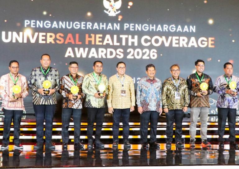 Wako Pariaman Yota Balad bersama Menteri Kesehatan, Budi Gunadi Sadikin dengan kepala daerah lainnya saat penyerahan anugerah UHC Awards tahun 2026, Jakarta, Selasa (27/1/2026). IST