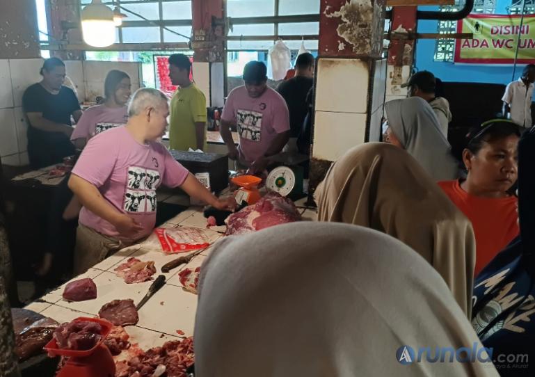 Datuak, penjual daging di Pasar Bandar Buat, Kota Padang saat melayani sejumlah pembeli, Sabtu  (14/2/2026). (dok : arunala.com)