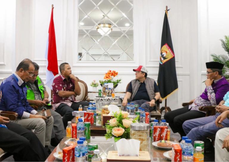 Wawako Pariaman, Mulyadi terima kunjungan kerja Anggota DPD RI, Irman Gusman beserta jajaran di ruang kerja wali kota, Kamis (8/1/2026). IST