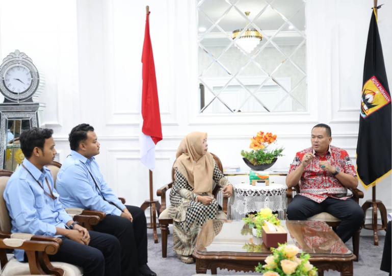 Wali Kota Pariaman Yota Balad saat menerima audensi Koordinator Wilayah BGN Kota Pariaman, Nur Inggrid di ruang kerjanya, Rabu (25/2/2026). IST