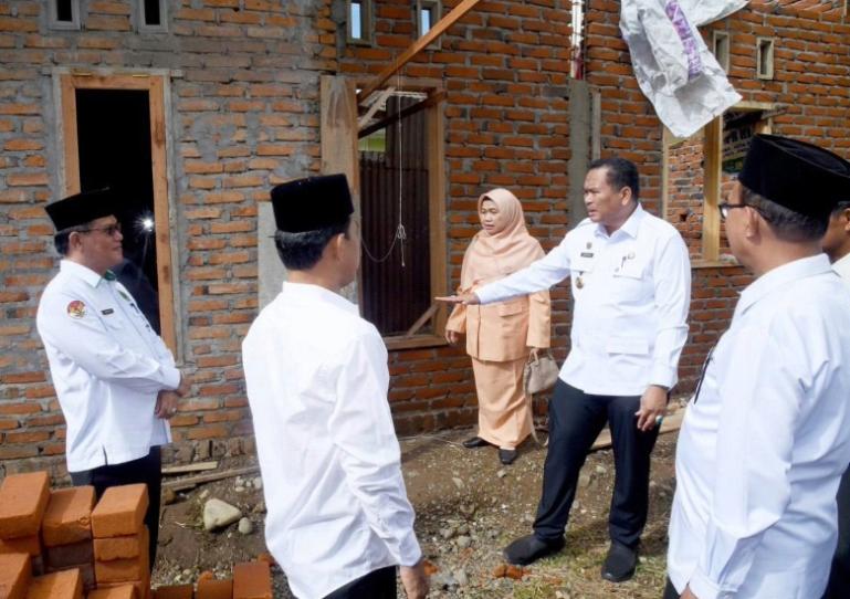 Wali Kota Yota Balad bersama Kakanwil Kemenag Kota Pariaman,Rinalfi menlihat salah satu rumah warga yang mendapat program BERANI, Sabtu (3/1/2026).