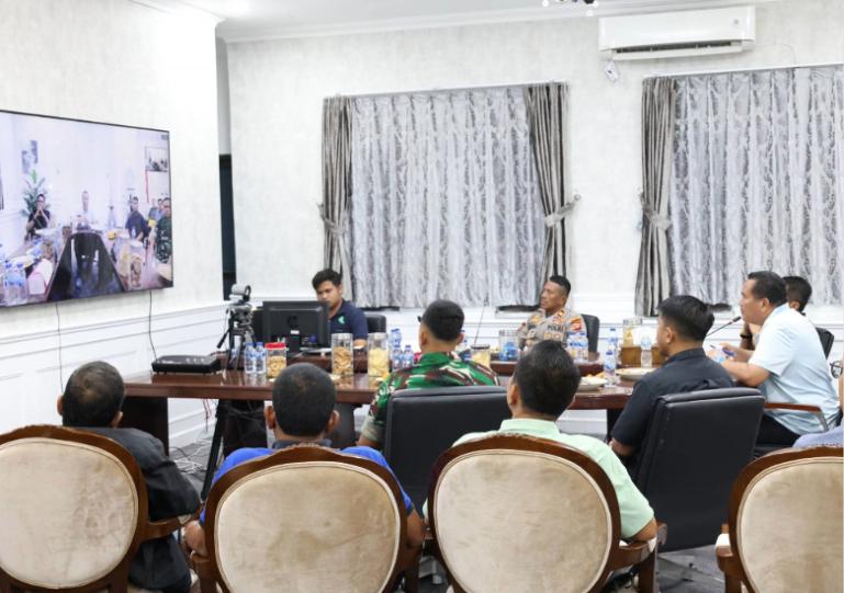Wali Kota Pariaman, Yota Balad bersama Forkopimda saat rapat secara daring bersama Gubernur Mahyeldi terkait perkembangan  dampak bencana Hidrometeorologi di kota itu Senin (5/1/2026) malam. IST