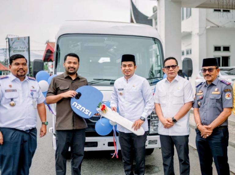 Anggota Komisi V DPR RI, Zigo Rolanda serahkan satu unit bus Sekolah kepada Wali Kota Solok Ramadhani Kirana Putra, Selasa (24/2/2026) kemarin. IST