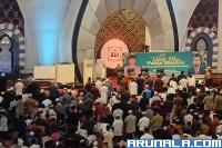 Ribuan Warga Tunggu Kehadirian Ustadz Adi Hidayat Beri Tausiah Ramadan  di Masjid Raya Sumbar