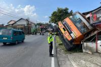 Truk FusoLaka Tunggal di Jalan Bukittinggi--Padangpanjang