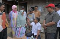 Wagub Sumbar Serahkan Bantuan Bedah Rumah di Agam dan Bukittinggi