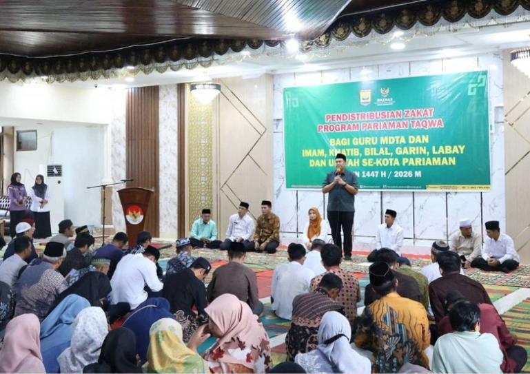 Wali Kota Yota Balad serahkan zakat kepada ratusan 422 Guru MDTA se Kota Pariaman, Senin (9/3/2026). IST