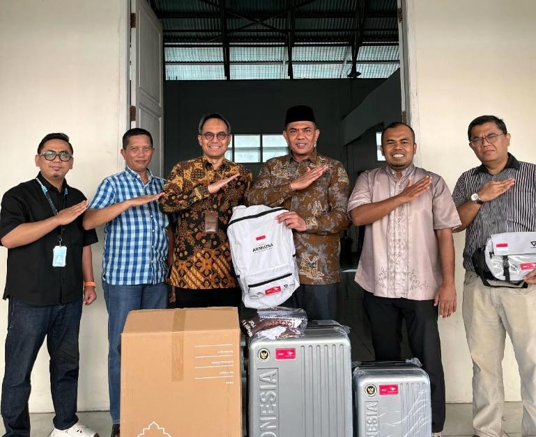 Penyerahan koper dilakukan secara simbolis oleh perwakilan Garuda Indonesia melalui GM Branch Office Padang, Boydike Kussudiarso, yang didampingi Manager Station Padang Rusdi Saad. Koper tersebut diterima langsung oleh Pelaksana Tugas Kepala Kantor Wilayah Kemenhaj Sumatera Barat, M. Rifki, bersama jajaran pada Jumat (27/3/2026). IST