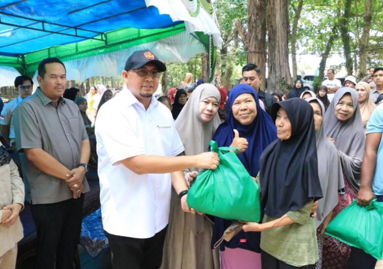 Wakil Ketua Komisi VI DPR RI, Andre Rosiade didampingi Wali Kota Yota Balad serahkan bantuan sembako bagi ribuan masyarakat Kota Pariaman, Sabtu (21/2/2026). IST