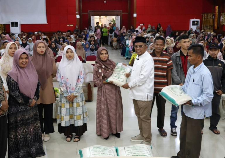Anggota Komisi XIII DPR RI, Arisal Azis secara simbolis serahkan bantuan sembako kepada ratusan tenaga pendidik se Kota Pariaman, Rabu (18/3/2026). IST