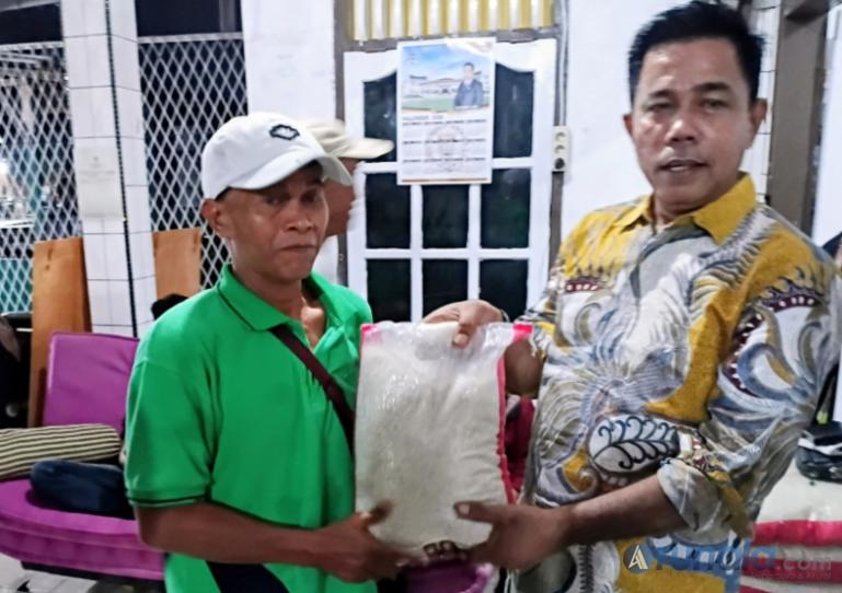Anggota DPRD Kota Padang, Irwandi saat berikan bantuan beras kepada salah seorang alumni SMP 9 Padang saat berbuka bersama, Minggu (15/3/2026). (dok : arunala.com)