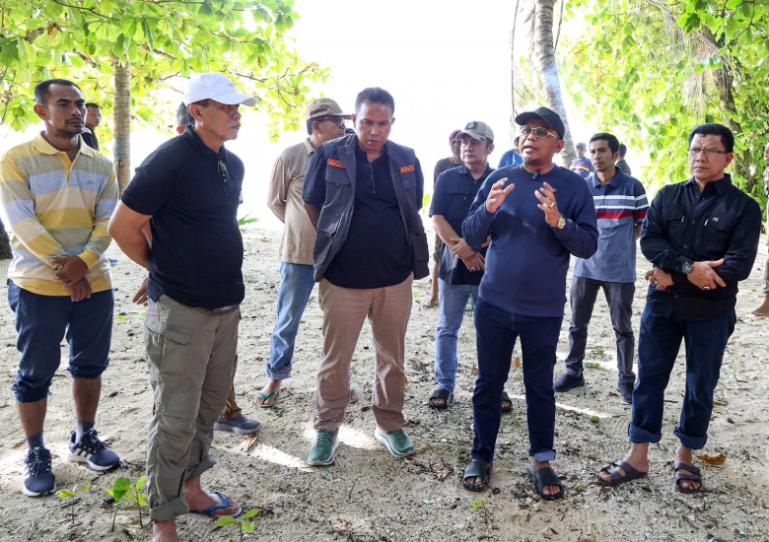 Anggota Komisi XIII DPR RI Arisal Aziz didampingi Wawako Pariaman, Mulyadi saat meninjau kondisi Pulau Angso Duo, Sabtu (7/2/2026). IST