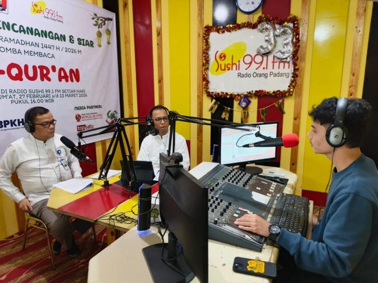 Direktur Keuangan Bank Nagari, Roni Edrian, saat talkshow di Radio Sushi 99.1 FM di Padang, Jumat (6/3/2026). IST