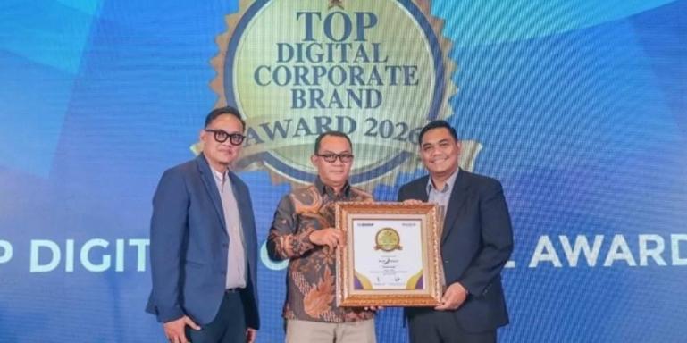 Pemimpin Divisi Teknologi dan Digitalisasi Bank Nagari Yunasrul menerima penghargaan Top Digital Brand Award di Jakarta. IST