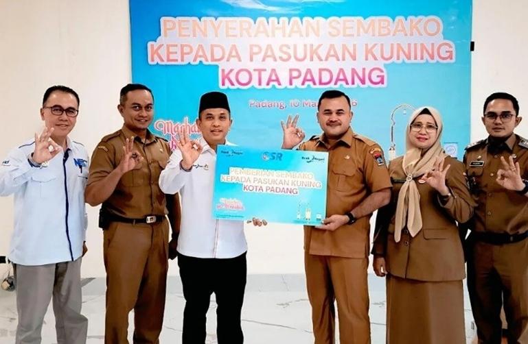 Direktur Utama Bank Nagari Gusti Candra bersama Pj Sekko Padang Raju Minropa menyerahkan paket sembako ramadan kepada pasukan kuning. IST