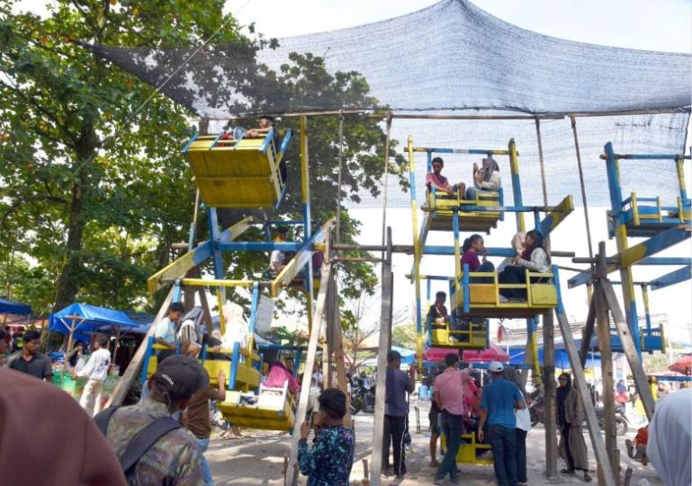 Masyarakat menikmati hiburan rakyak bernama Buayan Kaliang di Pantai Gandoriah Pariaman, Rabu (25//3/2026). IST