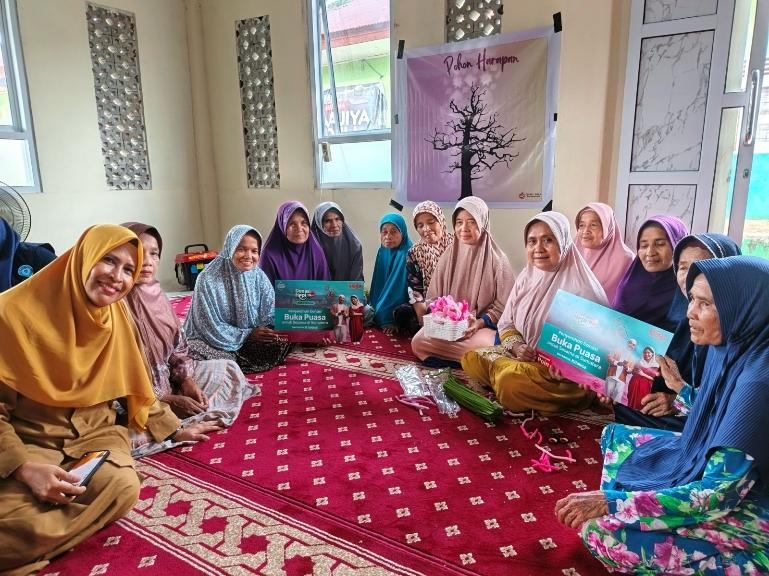 Senyum sumringah kaum ibu-ibu korban bencana banjir bandang beberapa waktu lalu saat menerima bantuan dari Telkomsel. IST