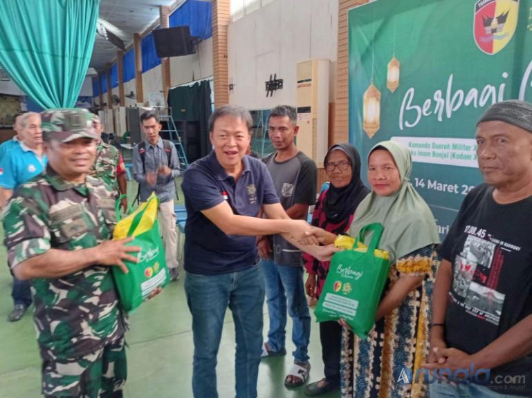 Wakil Ketua HTT Padang, Albert saat membagikan secara simbolis bantuan beras kepada warga Kota Padang, Sabtu (14/3/2026). (dok : arunala.com)