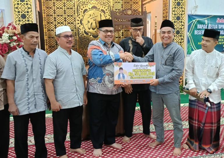 Ketua DPRD Sumbar, Muhidi serahkan bantuan untuk pembangunan dan kegiatan Masjid Muhlishin, Alai Parak Kopi, Padang Utara, Sabtu malam (7/3/2026). IST