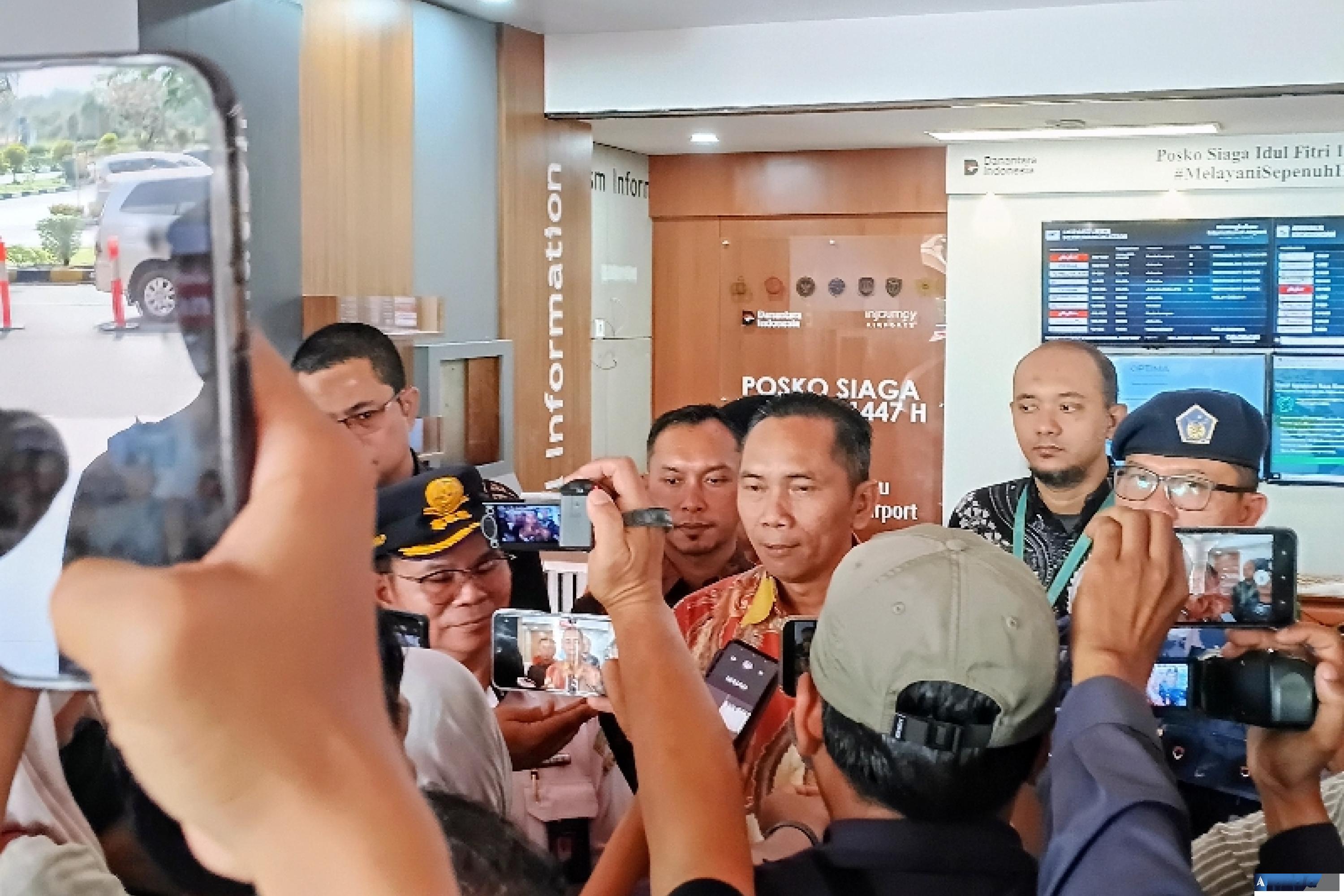 Manager PT Angkasa Pura Indonesia Kantor cabang BIM, Dony Subardono berikan keterangan kepada wartawan seusai pembukaan Posko Terpadu Idul Fitri 1447 H di Bandara tersebut, Jumat (13/3/2026). (dok : arunala.com)