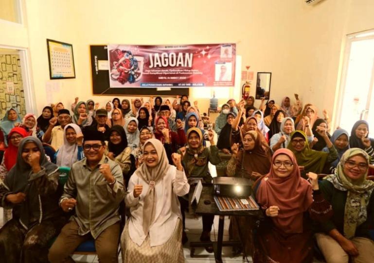 Dokter muda dari IKM-KK Fakultas Kedokteran Unand bersama Camat Padang Selatan Wilman Muchtar ketika pelaksanaan kegiatan program JAGOAN di Puskesmas Rawang, Padang Selatan beberapa waktu lalu. IST