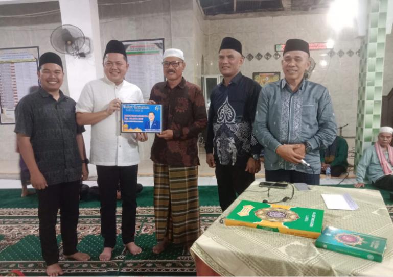 Ketua Komisi IV DPRD Sumbar, Doni Harsiva Yandra serahkan bantuan kepada pengurus Masjid Baiturahmah Nagari Talaok, Kecamatan Bayang, Pessel, Rabu (4/3/2026) malam. IST