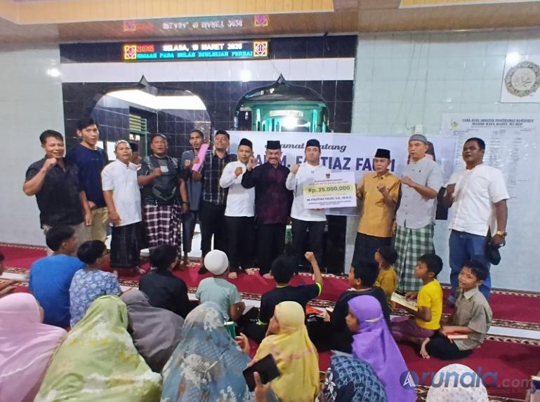 Anggota DPRD Kota Padang Fautiaz Fauzi disaksikan Ketua LKAAM Sumbar Fauzi Bahar Datuak Nan Sati secara simbolis serahkan bantuan dana Rp25 juta kepada ketua pengurus Masjid Raya Darul Ma'aruf, Erios Rahman untuk pembangunan masjid tersebut, Selasa malam (10/3/2026). (dok : arunala.com)