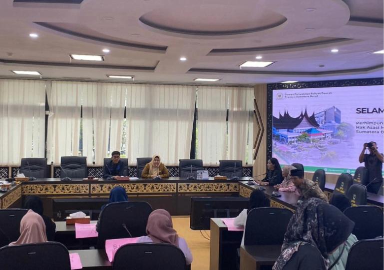 Anggota Komisi IV DPRD Sumbar dari Fraksi Demokrat, Gino Irwan saat dialog dengan masyarakat Kasang, Padangpariaman seputar keberadaan tambang  andesit di tempat mereka, Senin (9/3/2026). IST