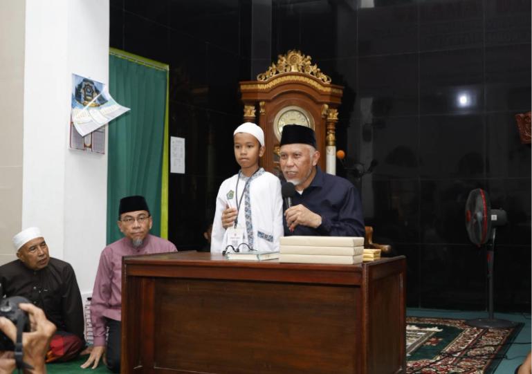 Gubernur Sumbar, Mahyeldi Ansharullah saat kegiatan Subuh Mubarakah bersama masyarakat di Masjid Mukhlishin, Kelurahan Kurao Pagang, Kota Padang, Sabtu (7/3/2026). IST