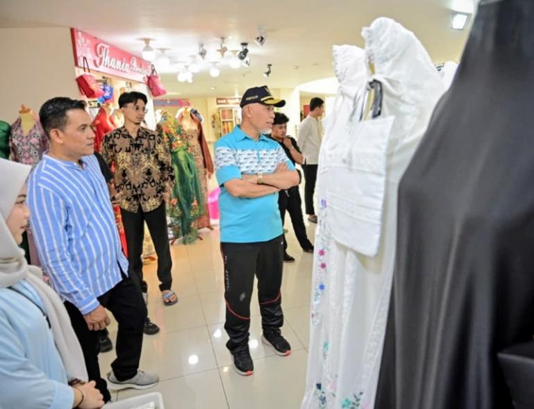 Gubernur Sumbar Mahyeldi saat meninjau aktivitas pedagang Pasar Ateh Bukittinggi, Senin (23/3/2026). IST