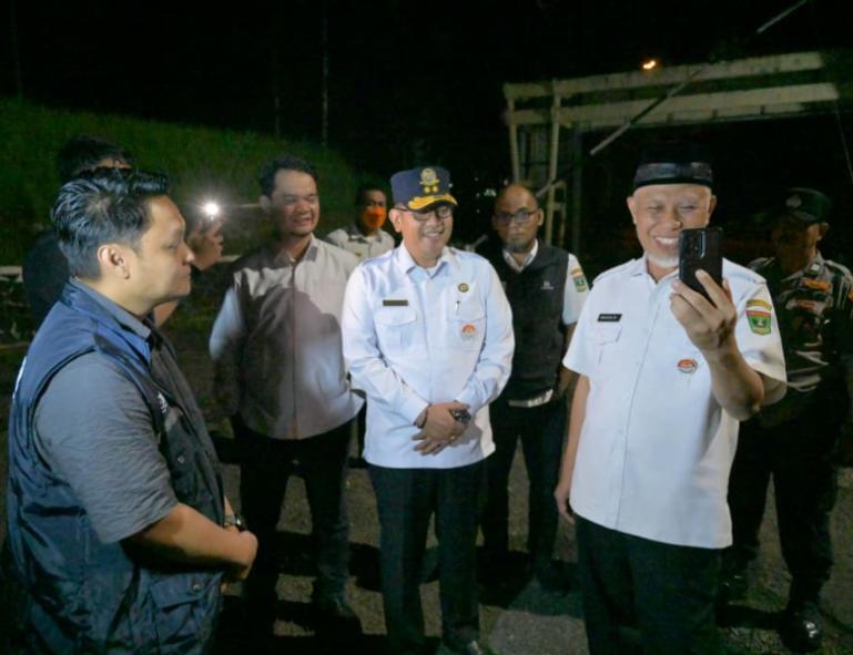 Gubernur Mahyeldi didamping Kepala Dishub Sumbar dan perwakilan pihak Telkomsel sedang menguji sinyal Telkomsel di kawasan Sitinjau Lauik, Kota Padang, Rabu (25/3/2026). IST