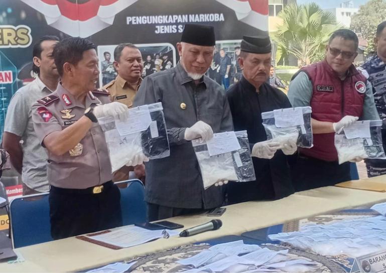 Gubernur Mahyeldi bersama Wakapolda Sumbar, Brigjen Pol Solihin, dalam prescon pemusnahan pemusnahan barang bukti narkoba jenis sabu Mapolda Sumbar, Selasa (3/3/2026). IST
