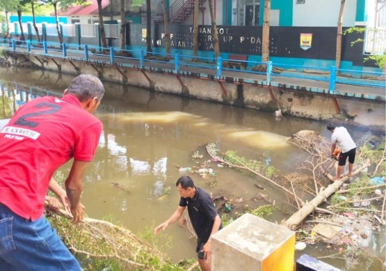 Batang pohon yang tumbang dan menghambat aliran Sungai Pampan di Kota Pariaman sedang dibersihkan Dinas Perkim dan LH kota setempat, Jumat (6/2/2026). IST