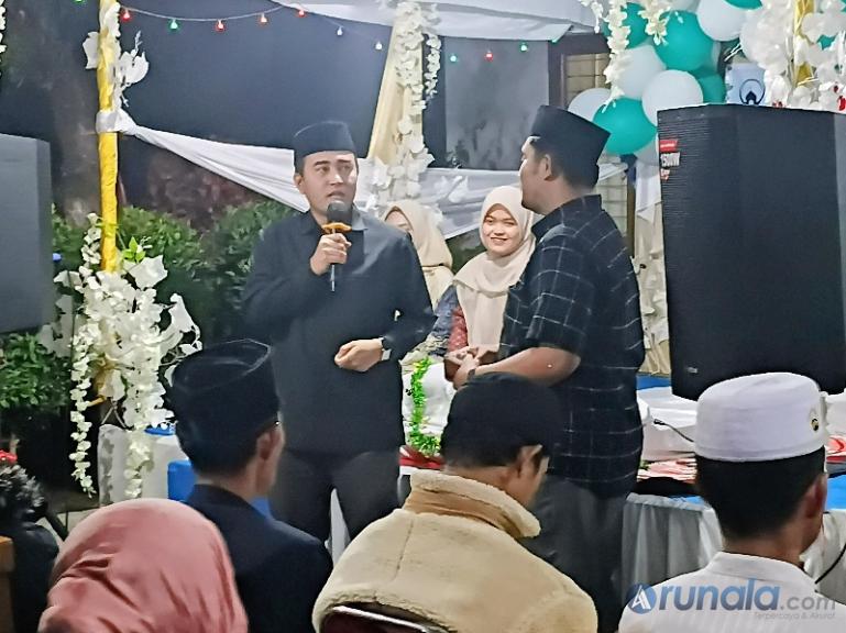 Anggota DPRD Kota Padang, Fautias Fauzi bersama ketua pelaksana MTQ Kelurahan Koto Panjang Ikua Koto, Angga Dwi, Sabtu malam (7/3/2026). (dok : arunala.com)
