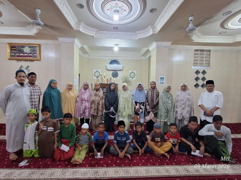Penerima santunan bersama pengurus Masjid Thariqatul Jannah. IST