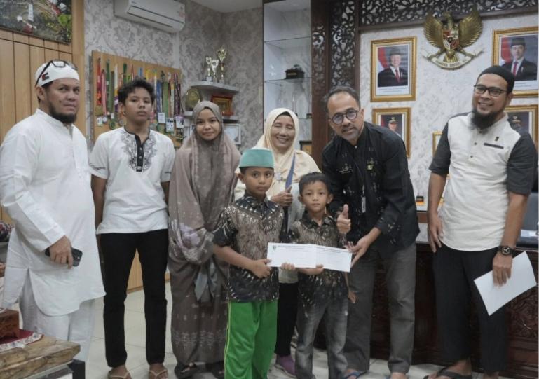 Sekretaris DPRD Sumbar saat serahkan santuni kepada anak yatim dari pegawai Sekretariat DPRD Sumbar, Jumat (13/3/2026). IST