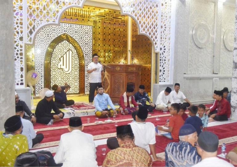 Ketua Pengadilan Tinggi Padang Budi Santoso, pimpin TSR Pemprov Sumbar kunjungi Masjid Raya Kampung Baru, Kota Pariaman, Jumat malam (20/2/2026). IST