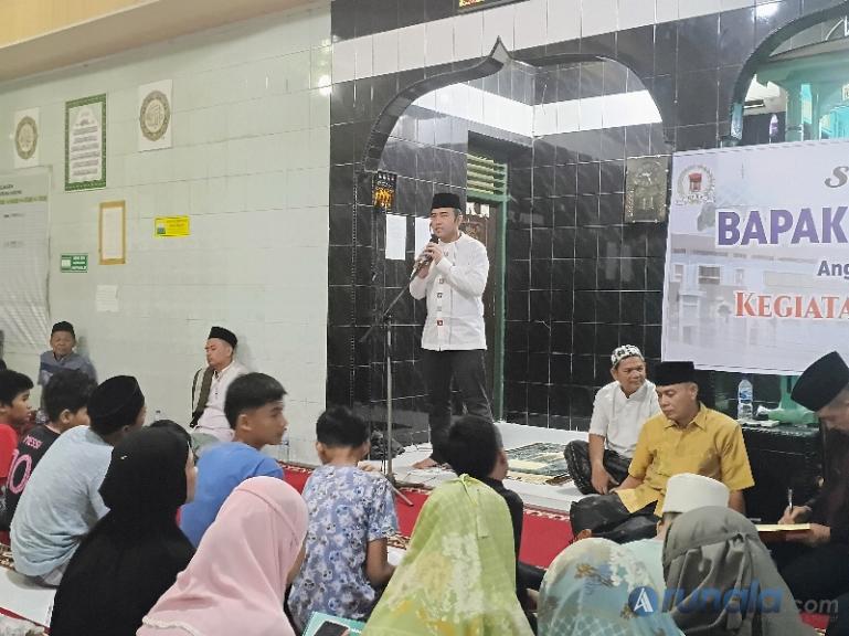 Anggota DPRD Kota Padang, Fautiaz Fauzi saat kunjungan Safari Ramadan di Masjid Raya Darul Ma'aruf, Kelurahan , Kecamatan Tangah, Kota Padang, Selasa malam (10/3/2026). (dok : arunala.com)