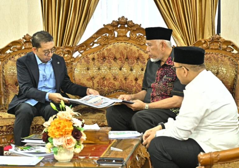 Gubernur Sumbar Mahyeldi serahkan proposal pembangunan pembangunan Pusat Kebudayaan Sumbar kepada Menteri Kebudayaan RI, Fadli Zon, Jumat (13/3/2026). IST