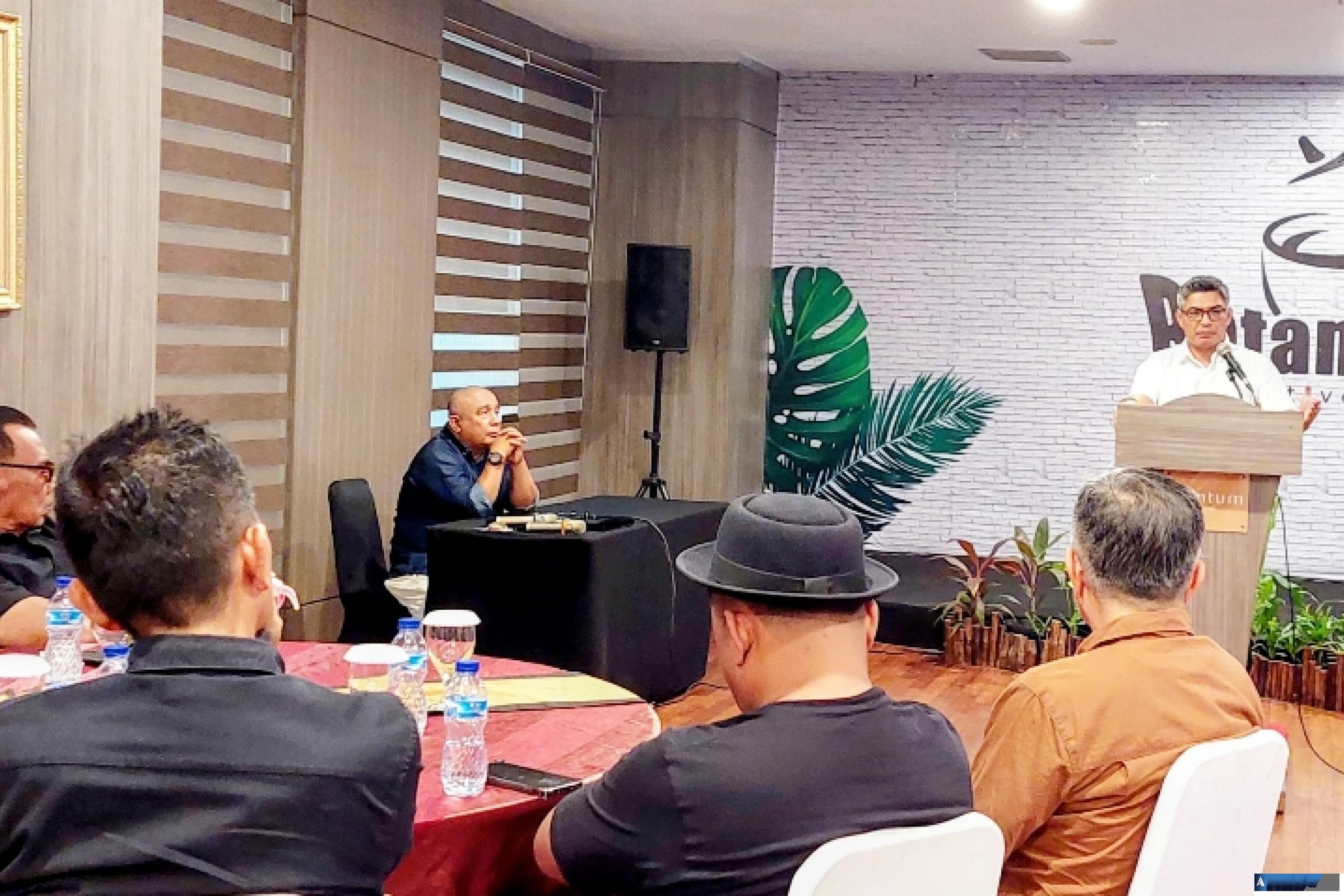 Mardiansyah saat ungkapkan keinginannya maju jadi calon ketum Alumni UBH Padang, kepada para alumni UBH lintas angkatan di salah satu hotel di Padang, Senin sore (23/3/2026). (dok : arunala.com)