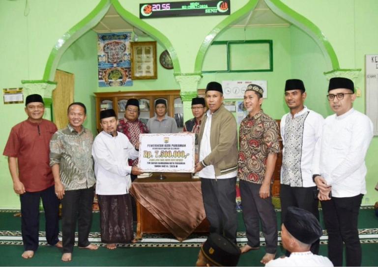 Wawako Mulyadi serahkan bantuan Pemko Pariaman kepada pengurus Masjid Muhammadiyah Al Bukhari Desa Sikapak Barat Kecamatan Pariaman Utara, Senin malam (2/3/2026). IST