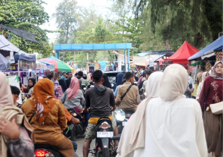 Salah satu atraksi kesenian yang disuguhkan Pemko Pariaman kepada para pengunjung wisata Pantai Pantai Gandoriah saat iven Pariaman Barayo 2026, Selasa  (24/3/2026). IST
