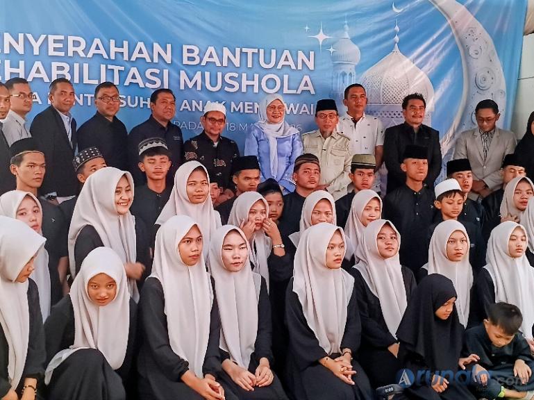 Komisaris Independen API (InJourney Airports) Imelda Sari bersama Ketua Panti Asuhan Khusus Anak Mentawai Pema Suherry dan para penghuni panti asuhan seusai penyerahan bantuan, Rabu siang, (183/2026). (dok : arunala.com)