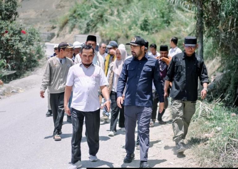 Anggota Komisi V DPR RI, Zigo Rolanda, tinjau ruas jalan Lubuk Selasih--Surian di kawasan Air Dingin, Kabupaten Solok, Rabu (4/3/2026). IST