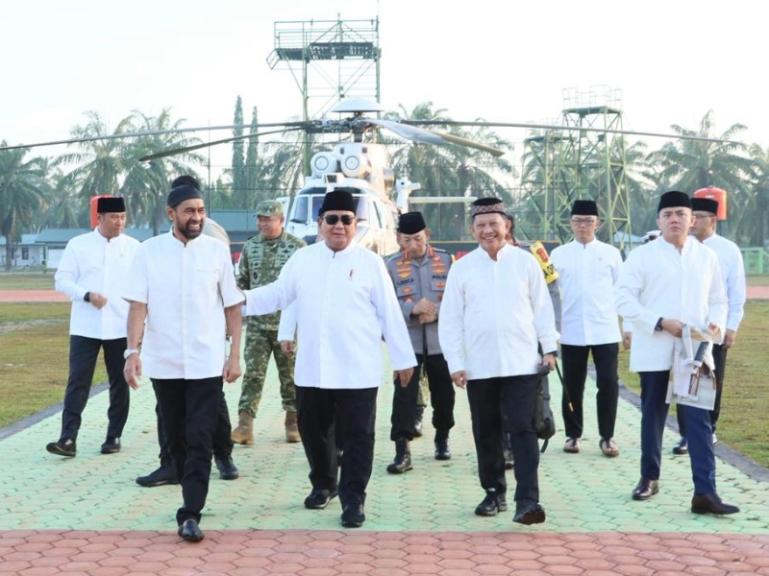 Presiden RI, Prabowo Subianto disambut Gubernur Aceh, Muzakir Manafsesaat setelah turun dari helikopter untuk melaksanakan salat Ied di Tamiang, Aceh, kemarin. IST